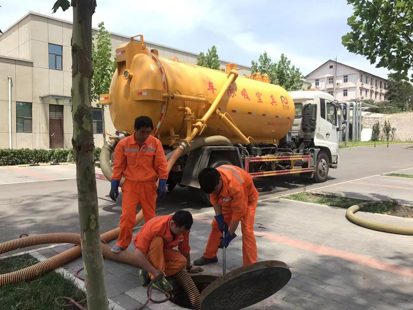 建水管道疏通车停在窨井附近