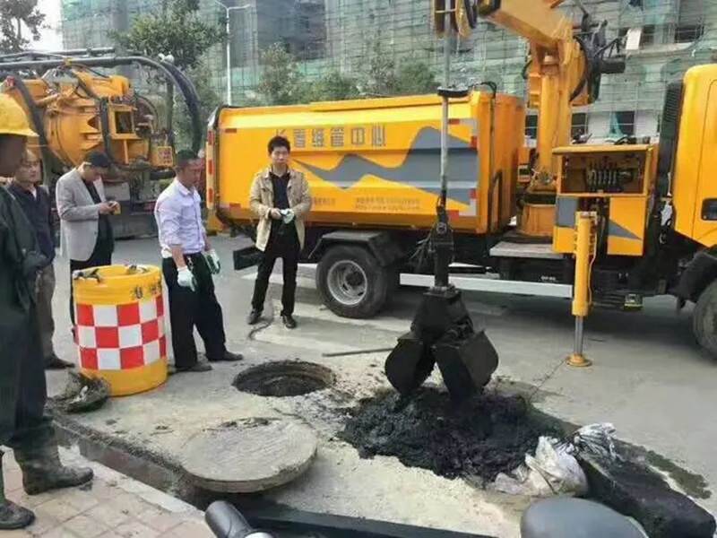 建水街道：网格员化身“清道夫”，为民解忧疏通“堵心”化粪池