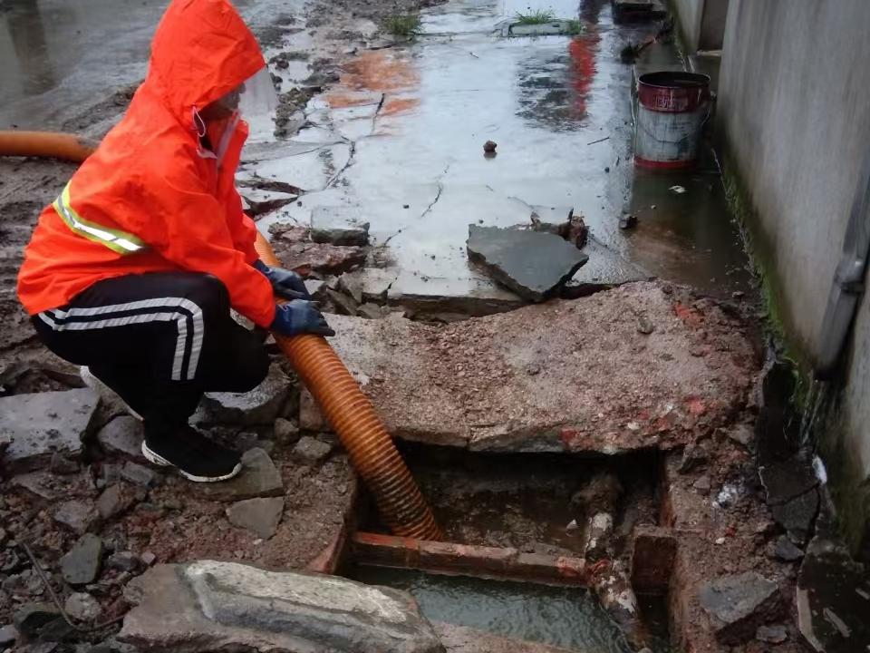 建水专业清理污水池 炜誉市政以规范流程守护城市 “肠道”