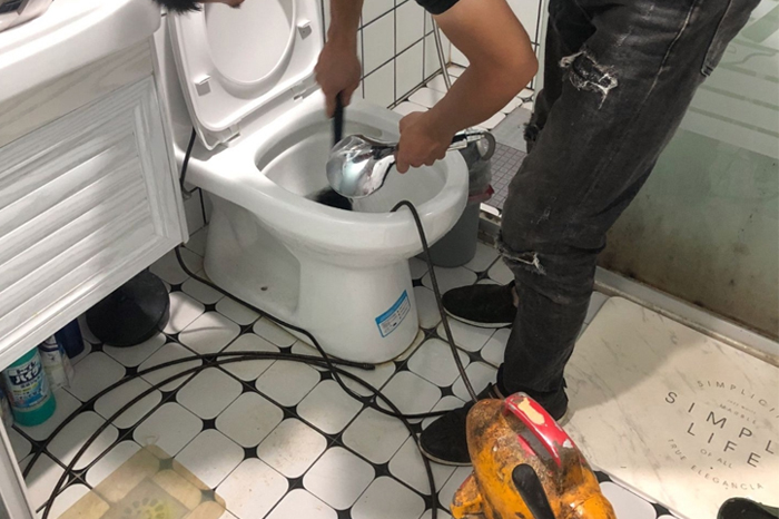 建水马桶堵塞自己疏通还是找师傅?专业上门服务让你省时更省心